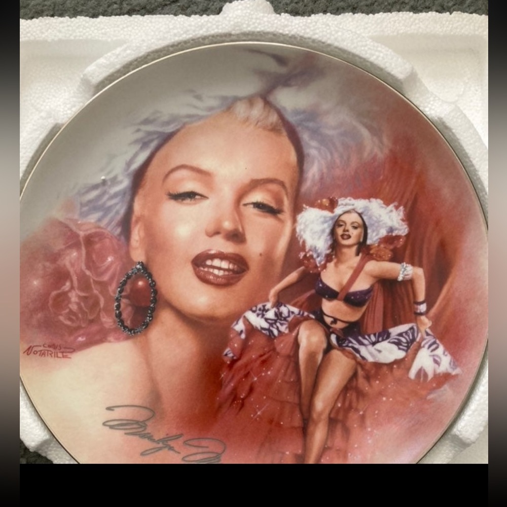 Nib - Marilyn Monroe Shimmering Heart collectible plate